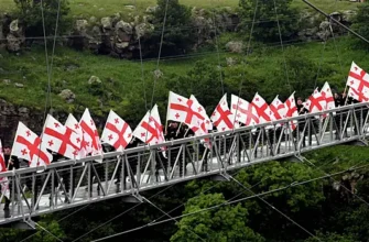 Стеклянный мост и водопады: чем удивляет каньон Дашбаши в Грузии