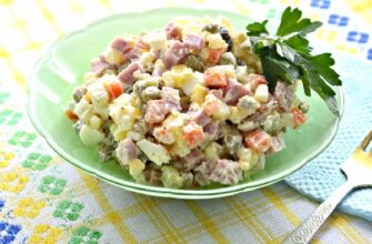 Салат Оливье с колбасой и горошком классический