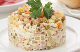 Салат Оливье с колбасой и солеными огурцами классический