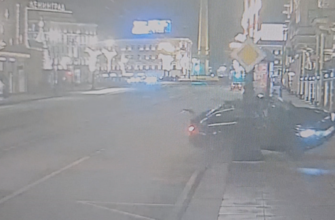 МВД: в центре Петербурга пьяный водитель BMW врезался в фонарный столб